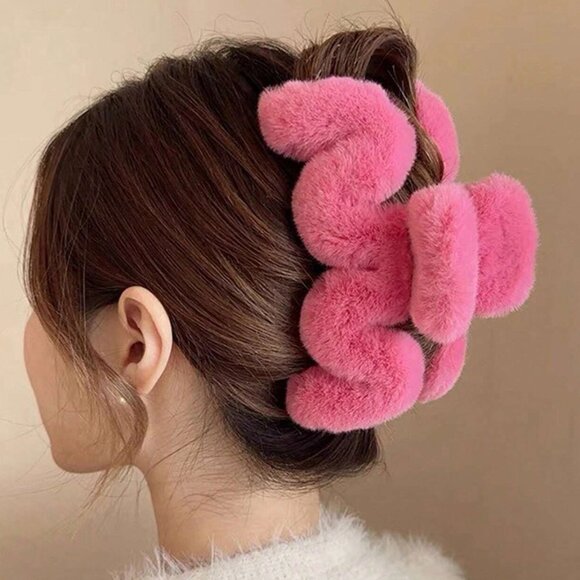 Cute Pink Plush Hair Claw Clip For Autumn And Winter - Picture 1 of 3